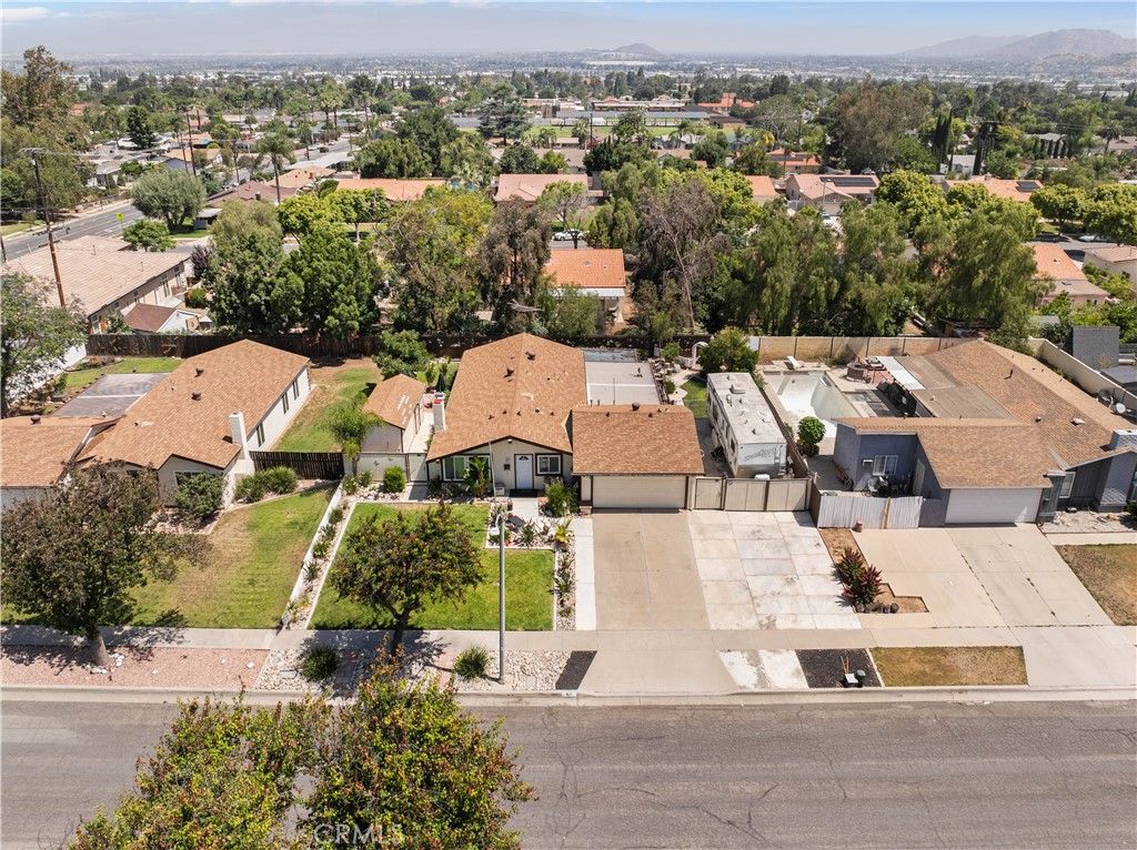 Image 34 of property listing at 871 W Francis, Corona, CA 92882