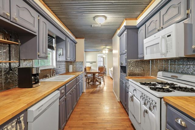 323 County Road 3804, Wolfe City, TX 75496