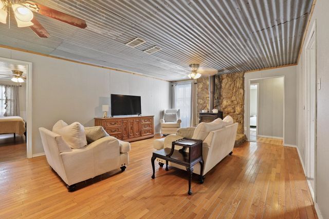 323 County Road 3804, Wolfe City, TX 75496