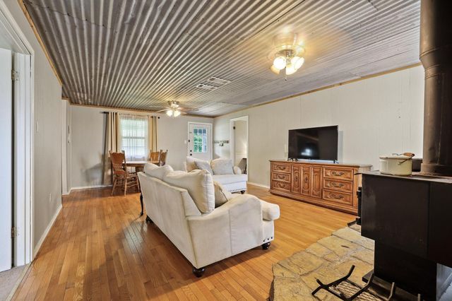 323 County Road 3804, Wolfe City, TX 75496