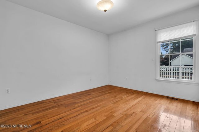 100 Bark Road, Manahawkin, NJ 08050