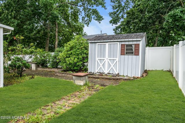 100 Bark Road, Manahawkin, NJ 08050