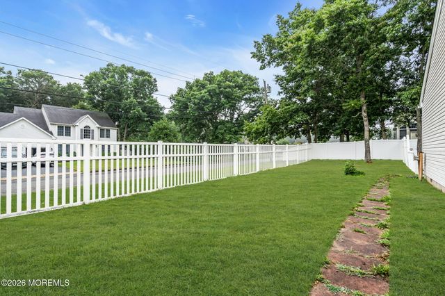100 Bark Road, Manahawkin, NJ 08050