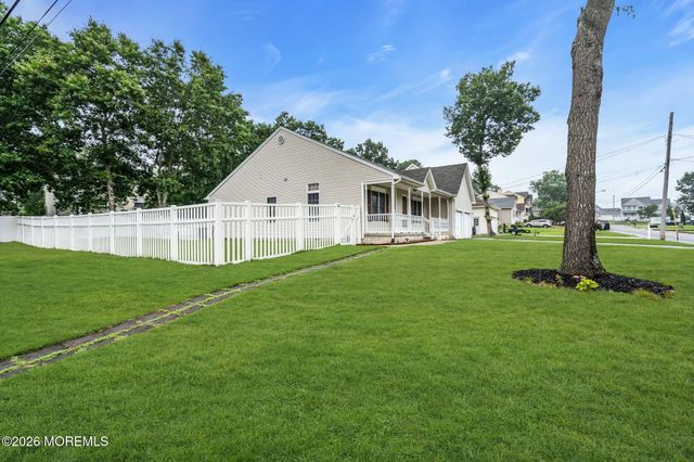 100 Bark Road, Manahawkin, NJ 08050
