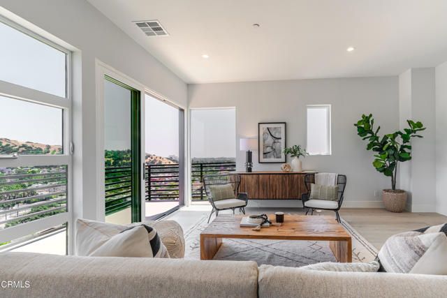 3874 W Point Drive, Los Angeles, CA 90065