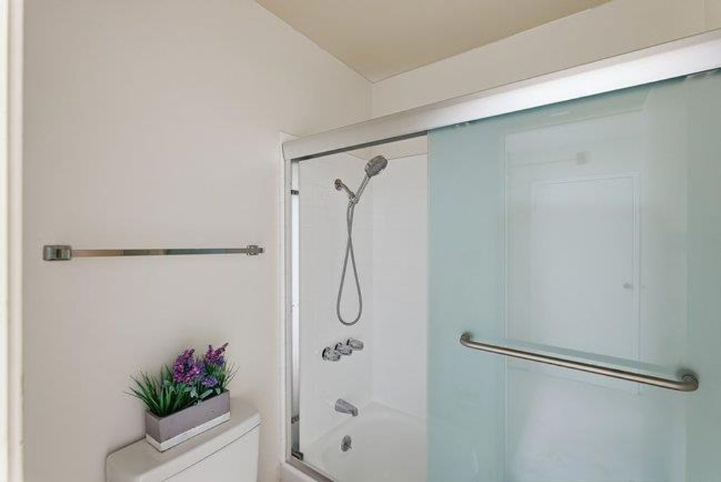 Image 17 of property listing at 819 N Humboldt Street 407, San Mateo, CA 94401