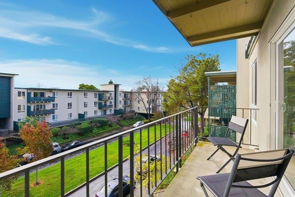 Image 2 of property listing at 819 N Humboldt Street 407, San Mateo, CA 94401