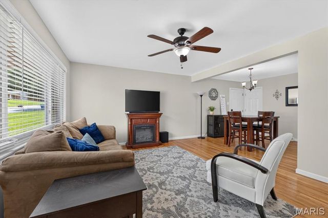 637 S Pam Avenue, St Charles, MO 63301