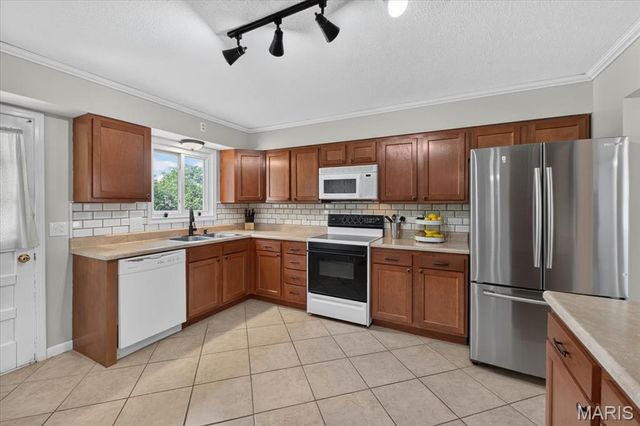 637 S Pam Avenue, St Charles, MO 63301