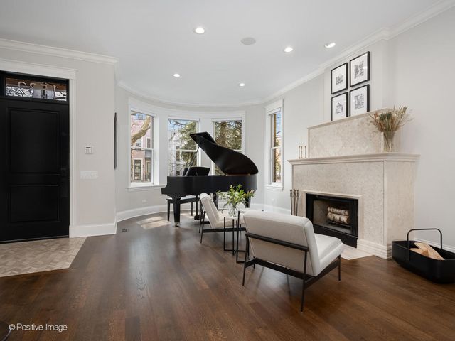 1532 W Wolfram Street, Chicago, IL 60657