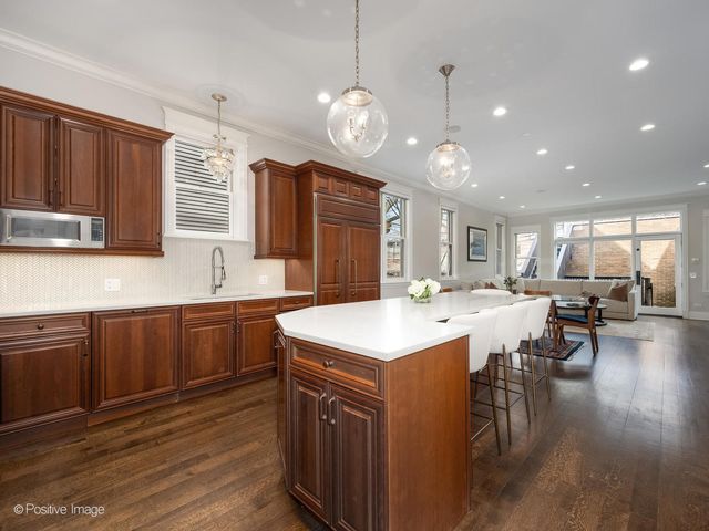 1532 W Wolfram Street, Chicago, IL 60657