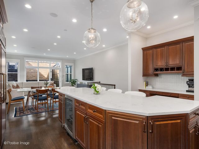 1532 W Wolfram Street, Chicago, IL 60657