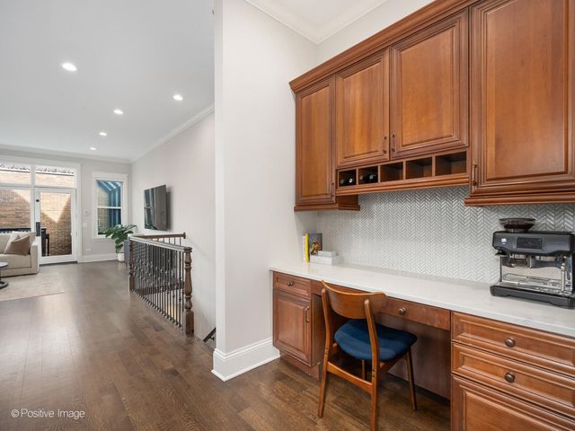 1532 W Wolfram Street, Chicago, IL 60657
