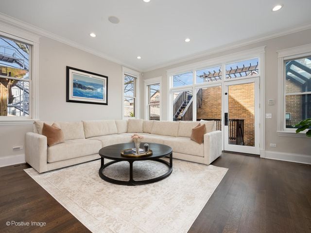 1532 W Wolfram Street, Chicago, IL 60657