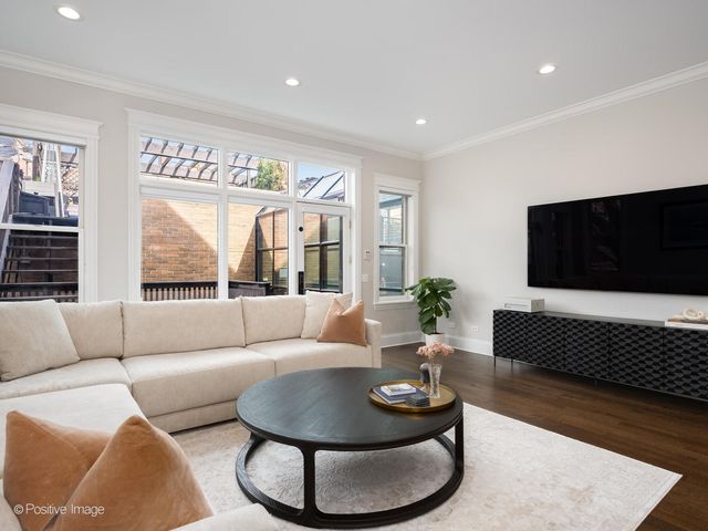 1532 W Wolfram Street, Chicago, IL 60657