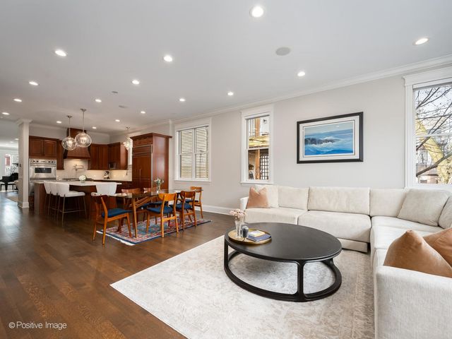 1532 W Wolfram Street, Chicago, IL 60657