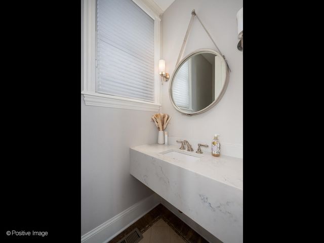1532 W Wolfram Street, Chicago, IL 60657