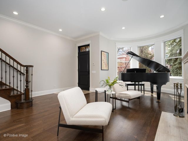 1532 W Wolfram Street, Chicago, IL 60657