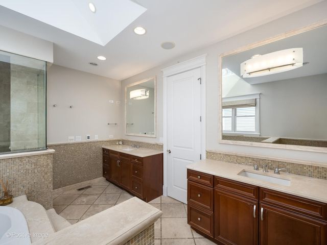 1532 W Wolfram Street, Chicago, IL 60657