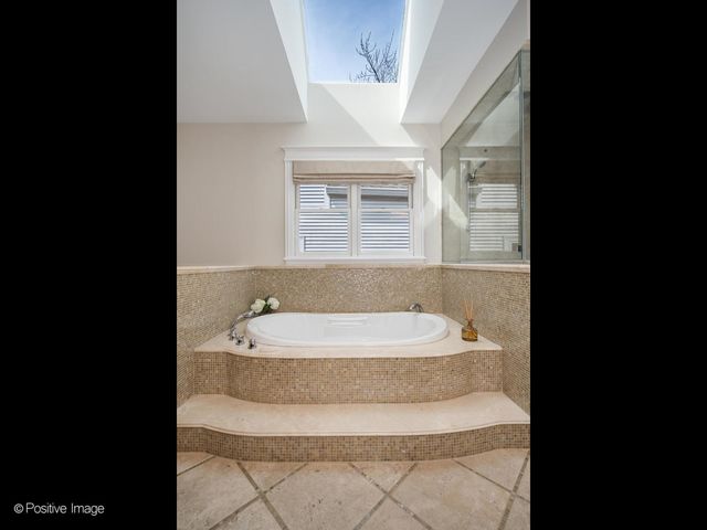 1532 W Wolfram Street, Chicago, IL 60657