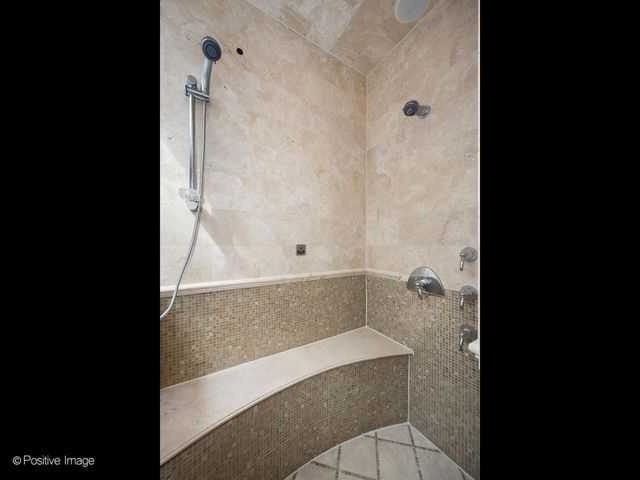 1532 W Wolfram Street, Chicago, IL 60657
