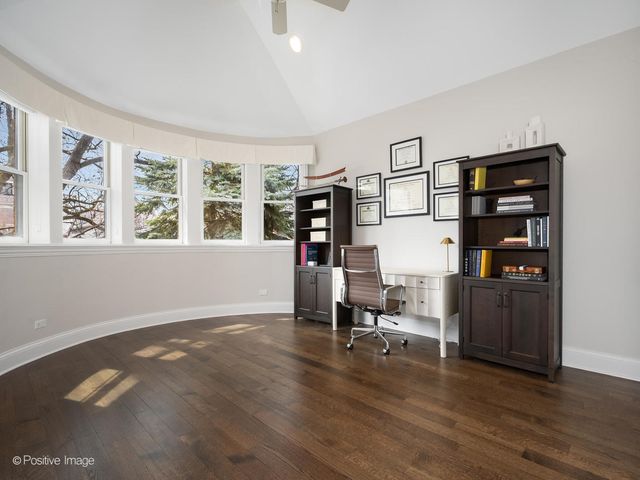 1532 W Wolfram Street, Chicago, IL 60657