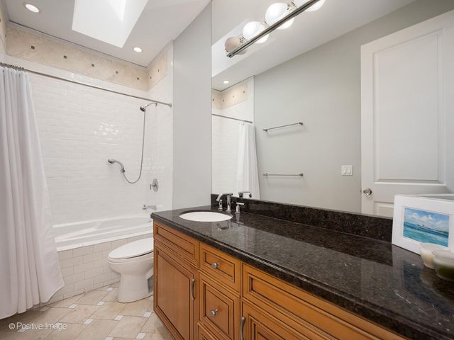 1532 W Wolfram Street, Chicago, IL 60657