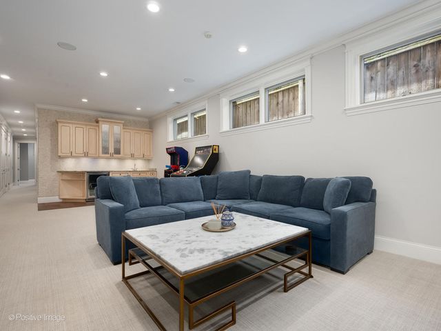 1532 W Wolfram Street, Chicago, IL 60657