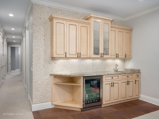 1532 W Wolfram Street, Chicago, IL 60657
