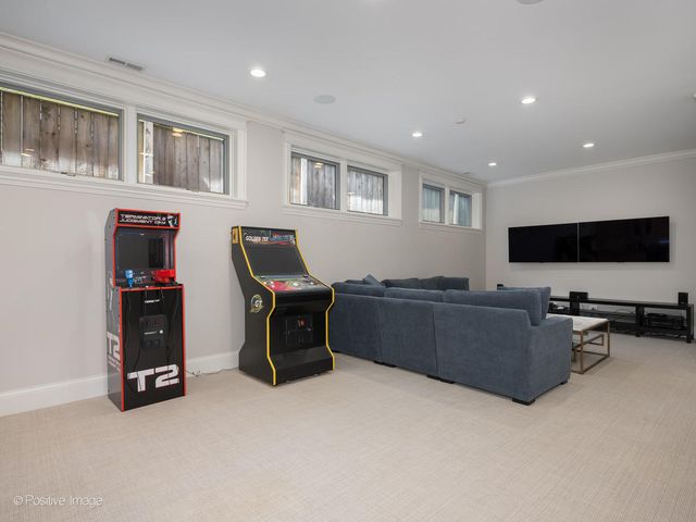 1532 W Wolfram Street, Chicago, IL 60657