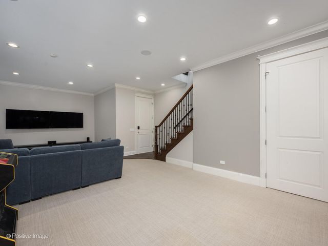 1532 W Wolfram Street, Chicago, IL 60657