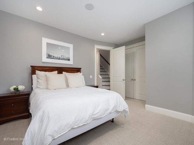 1532 W Wolfram Street, Chicago, IL 60657