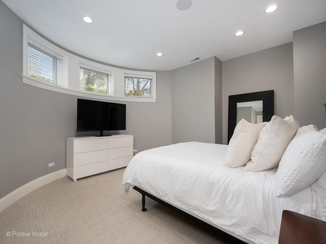 1532 W Wolfram Street, Chicago, IL 60657