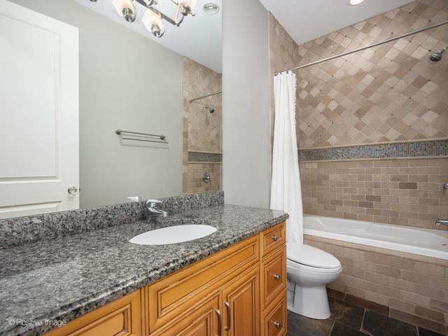 1532 W Wolfram Street, Chicago, IL 60657