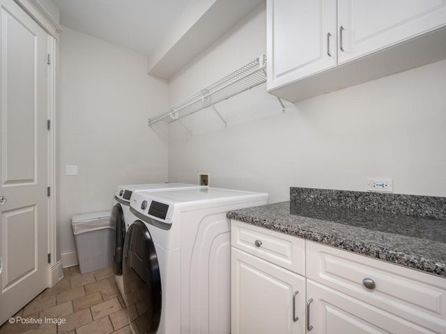 1532 W Wolfram Street, Chicago, IL 60657