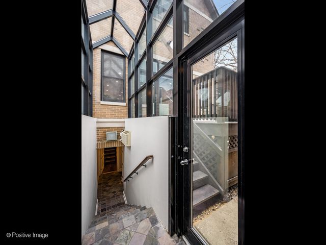 1532 W Wolfram Street, Chicago, IL 60657