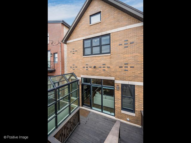1532 W Wolfram Street, Chicago, IL 60657