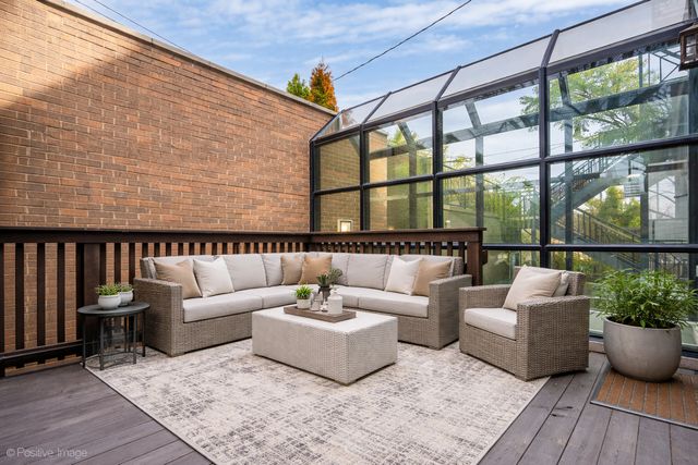 1532 W Wolfram Street, Chicago, IL 60657