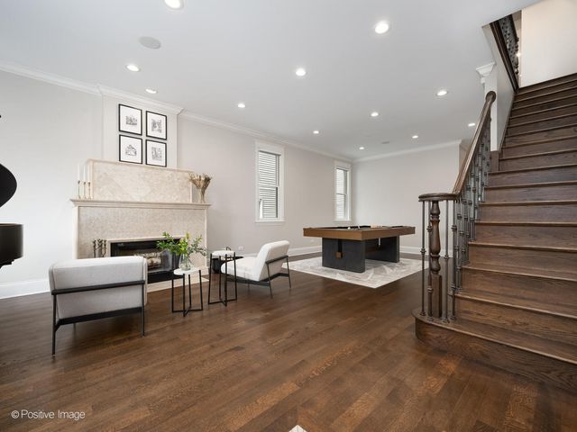 1532 W Wolfram Street, Chicago, IL 60657
