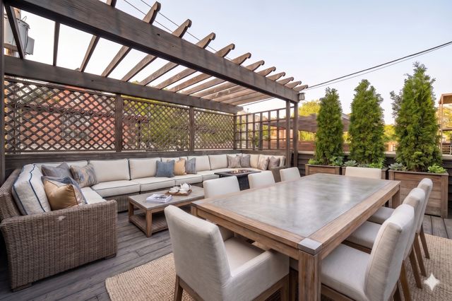 1532 W Wolfram Street, Chicago, IL 60657