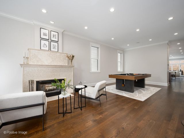 1532 W Wolfram Street, Chicago, IL 60657