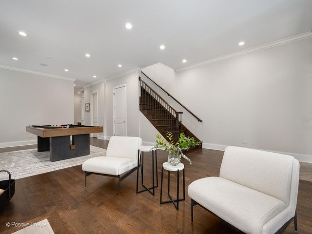 1532 W Wolfram Street, Chicago, IL 60657