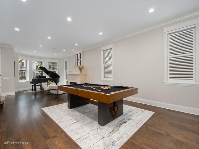 1532 W Wolfram Street, Chicago, IL 60657