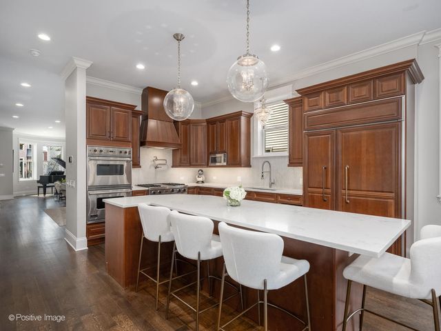 1532 W Wolfram Street, Chicago, IL 60657