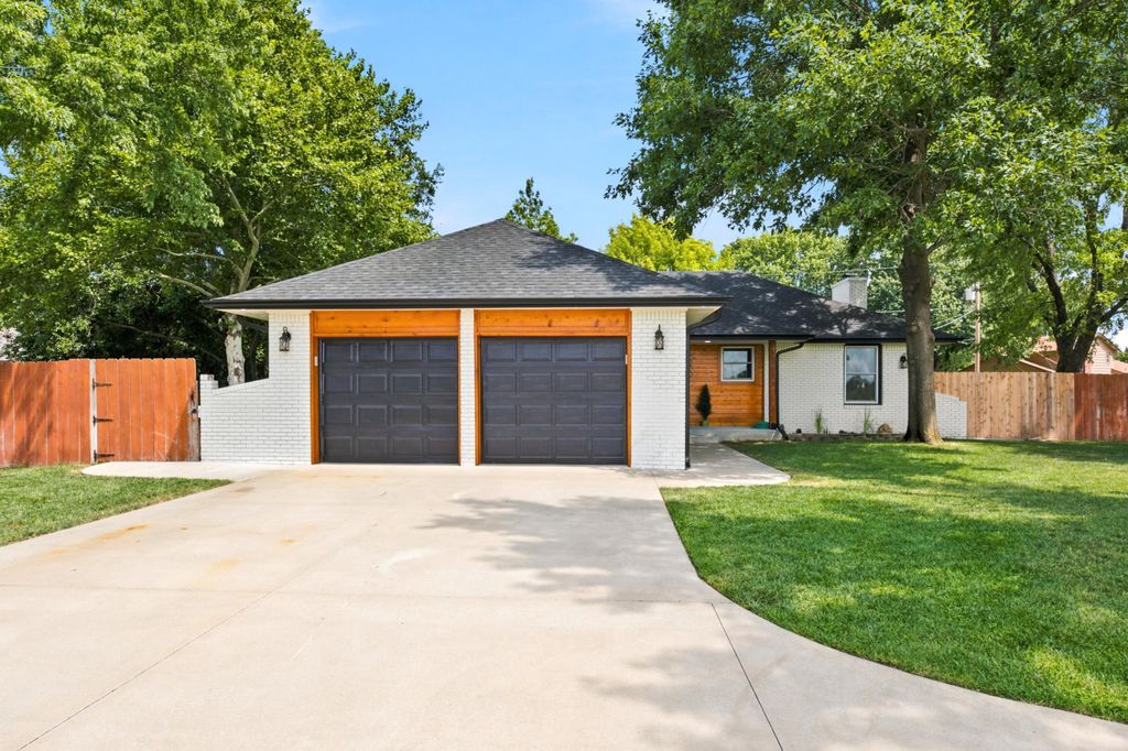 2200 W 51st st, Wichita, KS 67204
