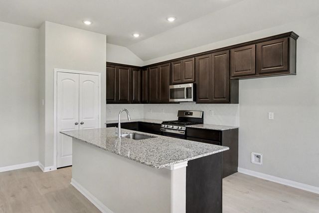 414 Wellshire Drive, West Columbia, TX 77486