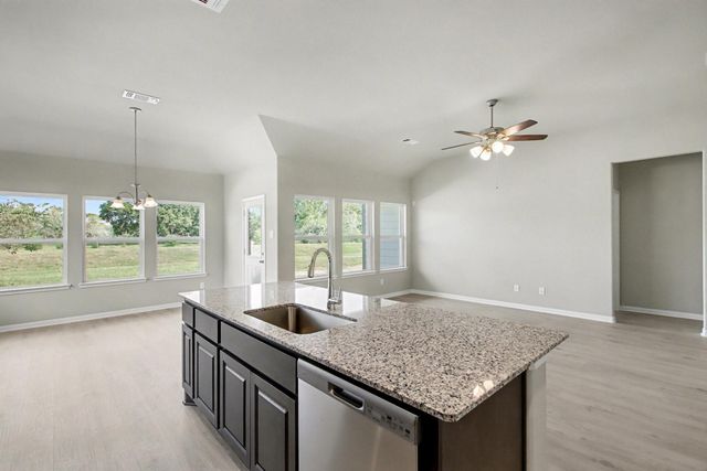 414 Wellshire Drive, West Columbia, TX 77486