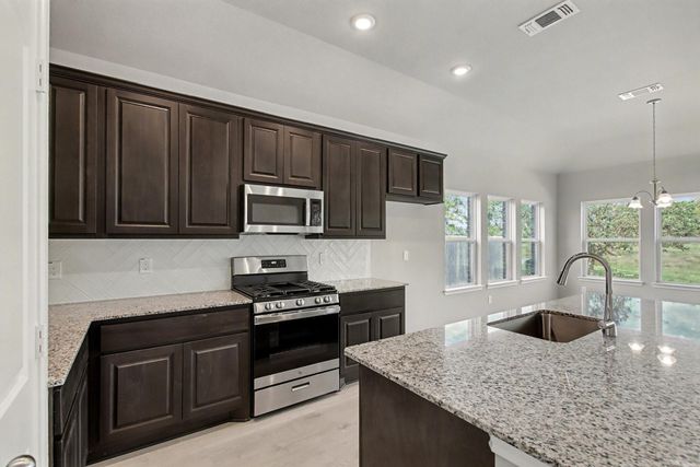 414 Wellshire Drive, West Columbia, TX 77486