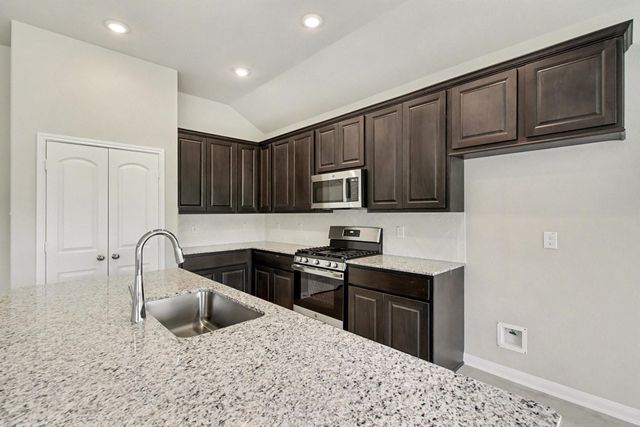 414 Wellshire Drive, West Columbia, TX 77486