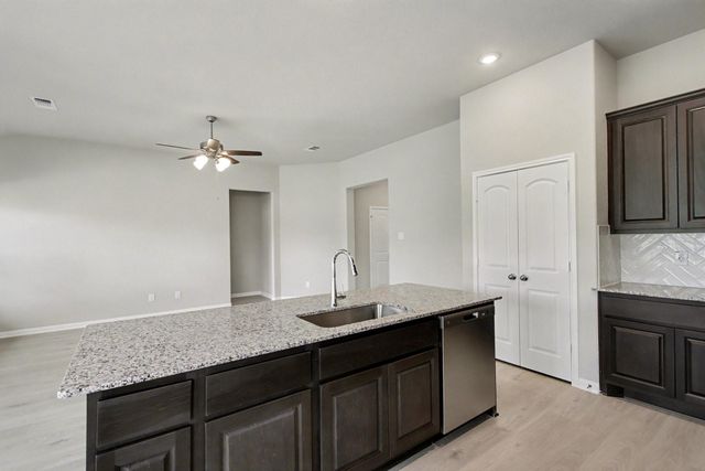 414 Wellshire Drive, West Columbia, TX 77486